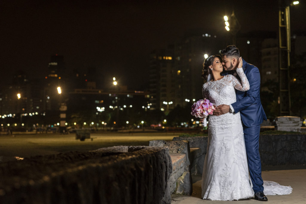 dicas para não errar na escolha do seu fotografo - foto dos noivos com vista para as luzes da cidade.