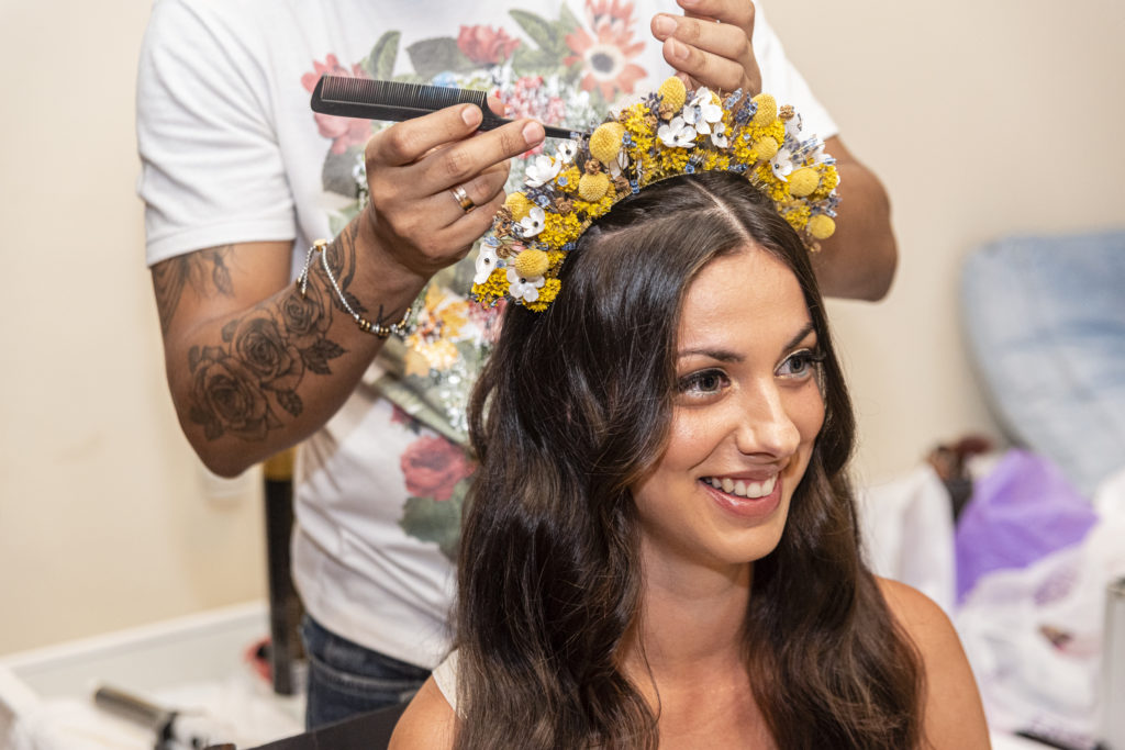 acessórios para noivas - fazendo penteado com coroa de flores amarelas.