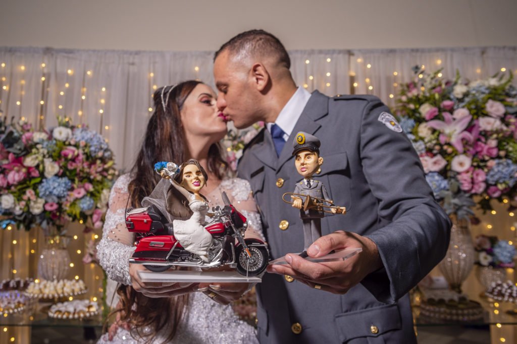 topo de bolo para casamento - noivo militar e noiva na moto.