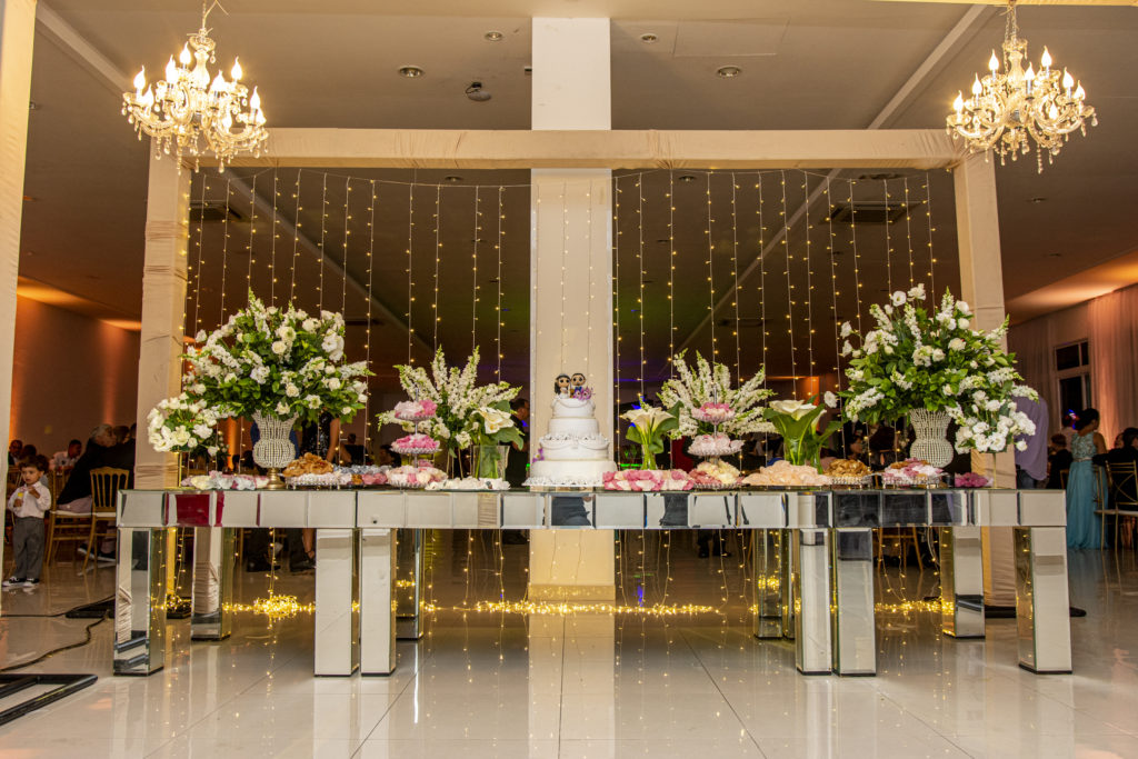 decoração de casamento - mesa espelhada com painel de cascata de luzes.