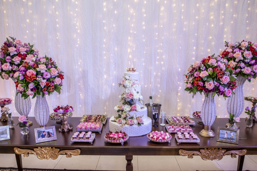 decoração de casamento - mesa romântica e florida com tons de rosa e branco.