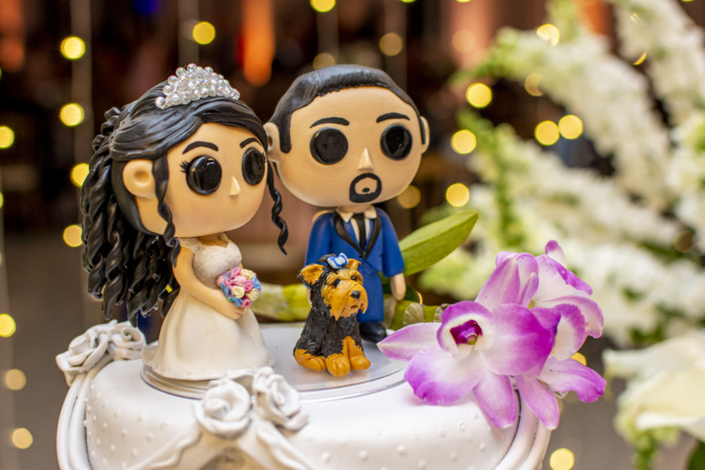 topo de bolo para casamento - casal de noivinhos com cachorro.
