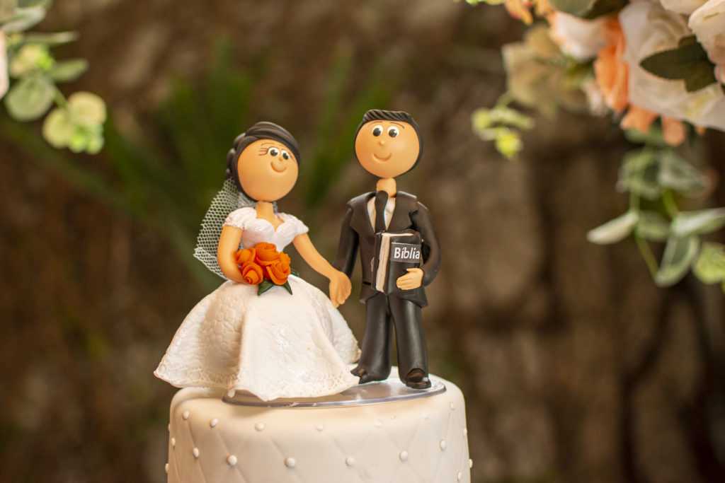 topo de bolo para casamento - noivo com a bíblia na mão.