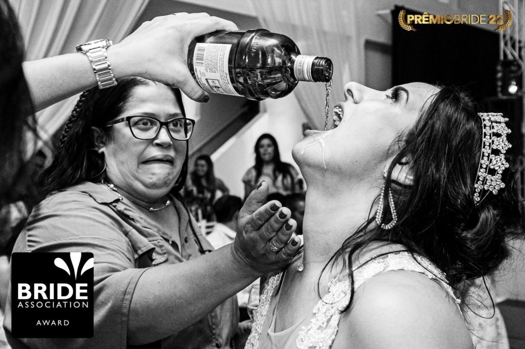 JW fotografia na mídia -  momento em que a bebida é derramada sobre a noiva