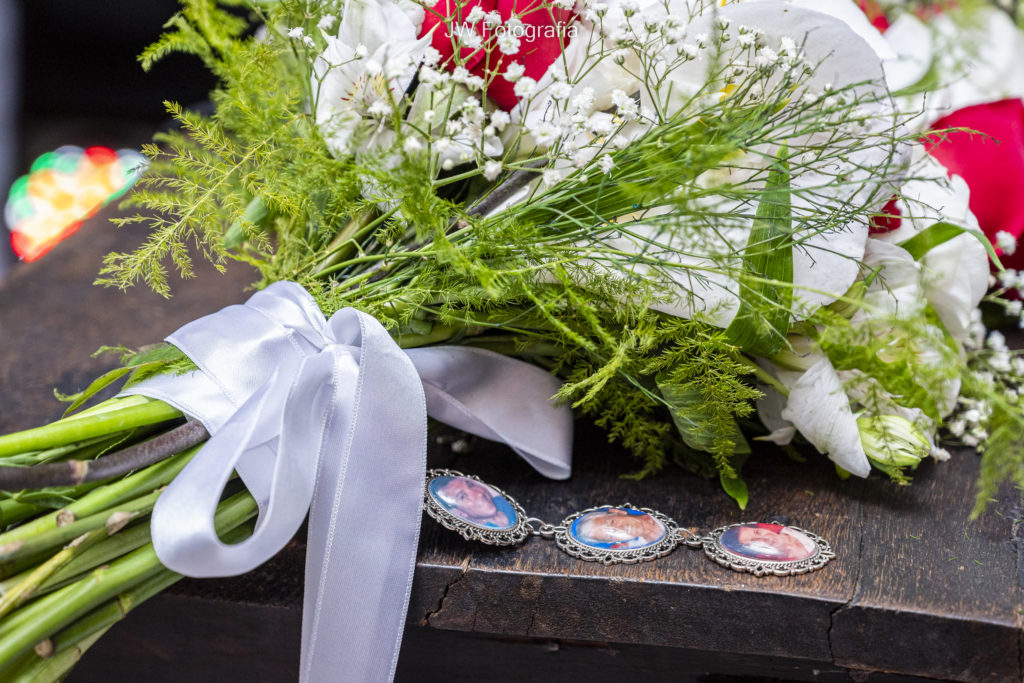 Inspirações para Festa de Casamento - Lindo buquê de flores sob mesa rústica.