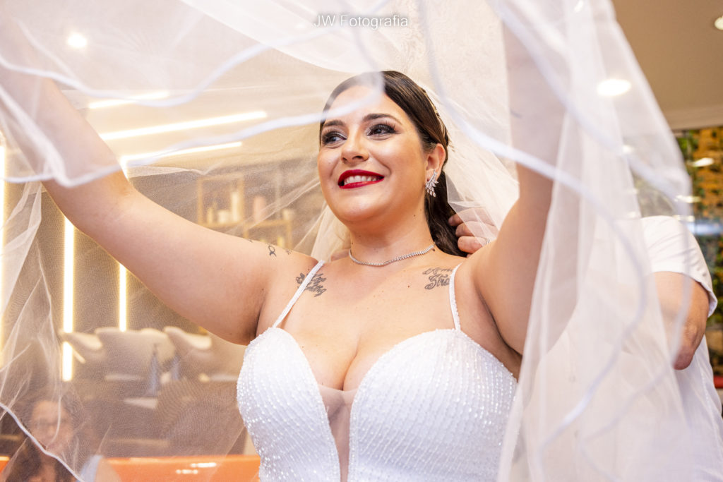 inspirações para festa de casamento - noiva exibindo seu lindo véu.