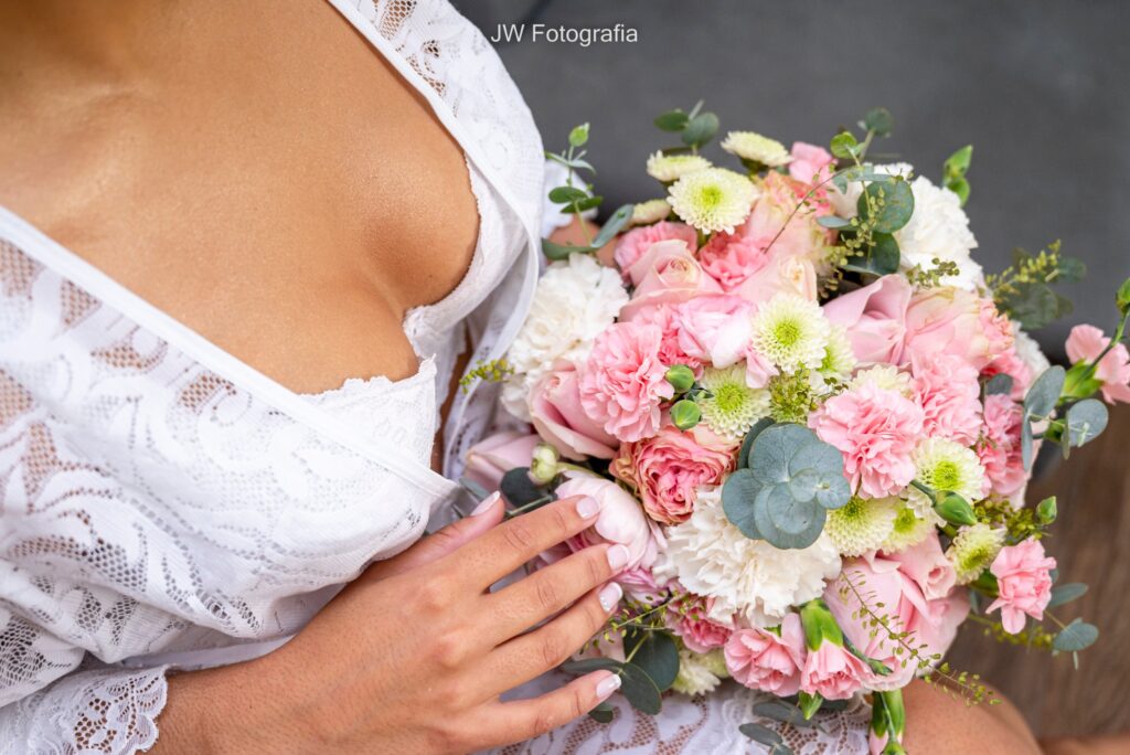 tendência buquê de noiva 2023 - flores Tons de rosa no estilo campestre
