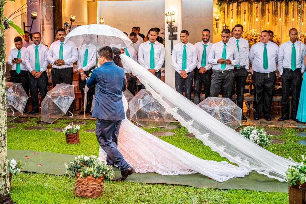 Casar no Jardim das Orquídeas - casamento em dia de chuva com guarda-chuvas transparente.