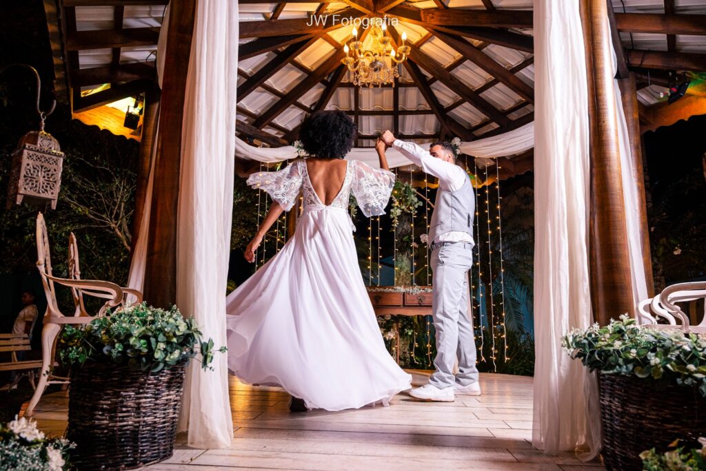 Casar no Jardim das Orquídeas - casal dançando no coreto com iluminação noturna aconchegante