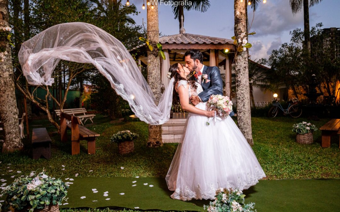 Casar no Jardim das Orquídeas - noivos se beijando ao por do sol