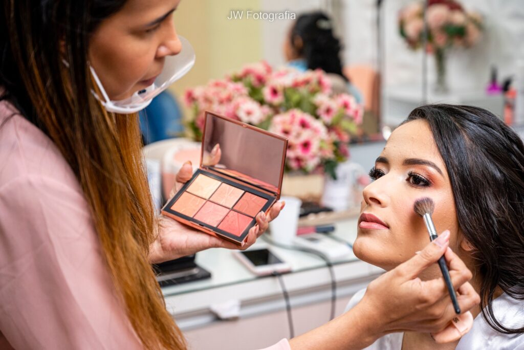 maquiagem para noivas - Caroline Tavarez maquiando a noiva do dia